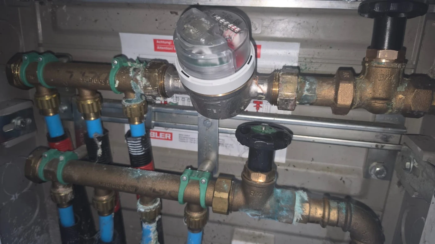 Manifold after repair: upper-right valve head and meter seals replaced