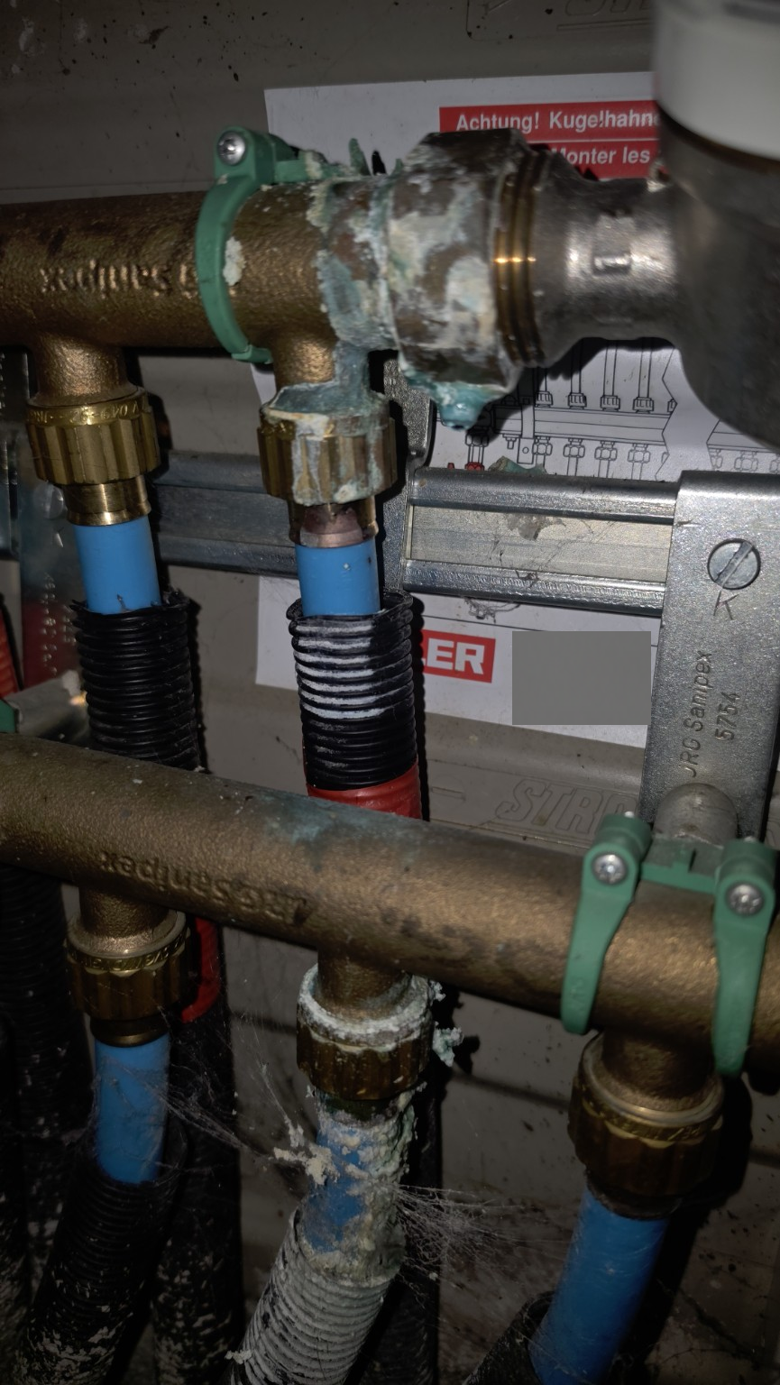 Nahaufnahme eines auffälligen Anschlusses am Wasserverteiler mit Ablagerungen